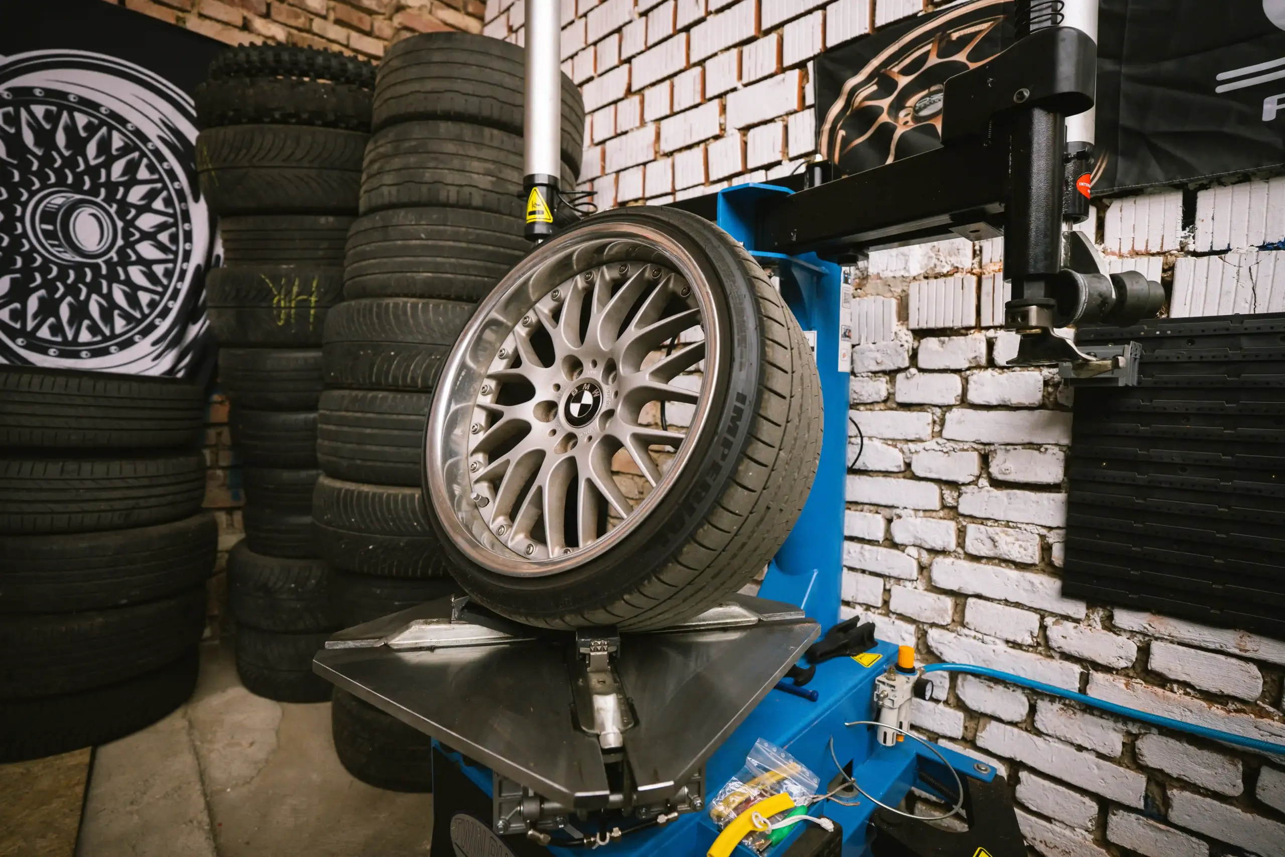 Felge auf Reifenwechselmaschine beim Reifenservice bei Classic Conceptz