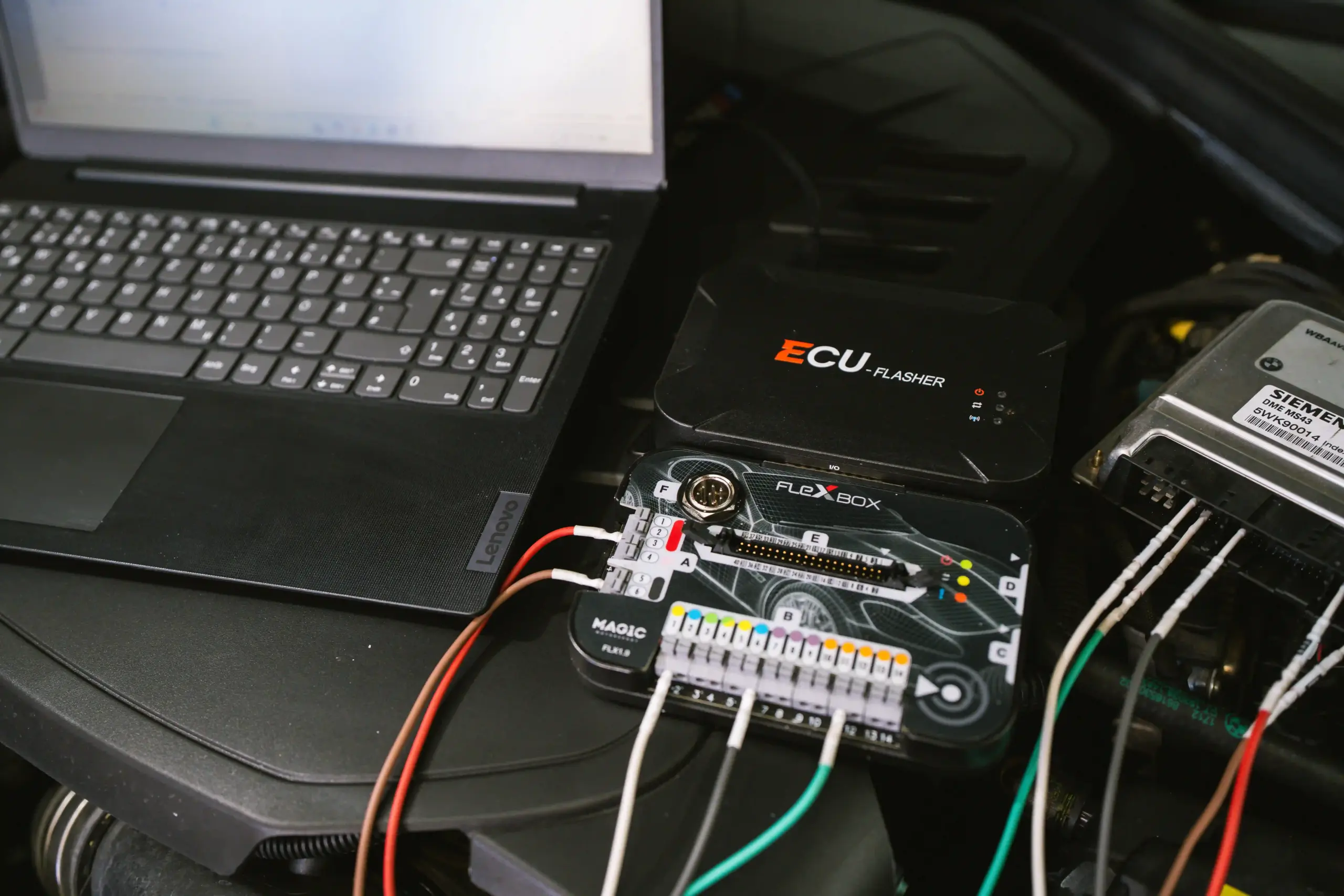 ECU-Flasher und Diagnosegerät angeschlossen an Steuergerät bei Classic Conceptz